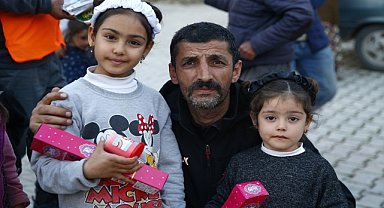 15 Temmuz gazisi depremzedelerin yaralarını sarıyor
