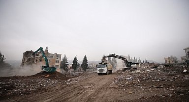 Aciliyet gerektiren binaların yıkımı sürüyor