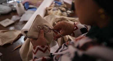Afetzede kadınlar çadırda kıyafet dikiyor