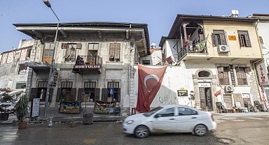 Antika dükkanından "Hatay'ı terk etmeyin" mesajı veriyor