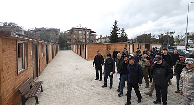 Bakan Akar esnafın yanında