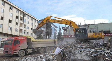 Bina yıkımı ve enkaz kaldırma çalışmaları sürüyor