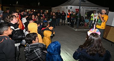 Çocukların yüzü kukla gösterisiyle güldü