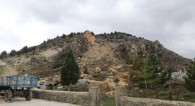 Deprem mezarlıklara da zarar verdi