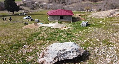 Depremde dağdan kopan kaya, eve 20 metre kala durdu