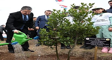 Depremde hayatını kaybedenlerin anısına fidan