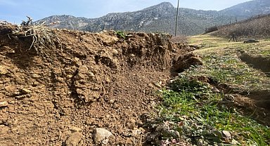 Depremde tarlada yarık ve göçükler oluştu