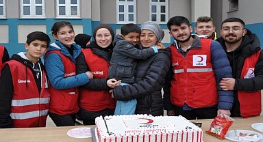 Depremzede çocuğa doğum günü sürprizi