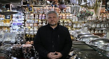 Depremzede esnaf duygulandı
