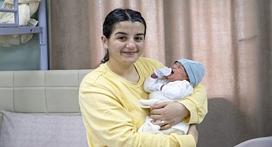 Depremzede kadın, bebeğine "Umut" adını verdi