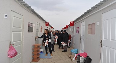Depremzedelere İstanbul'dan bal ikramı