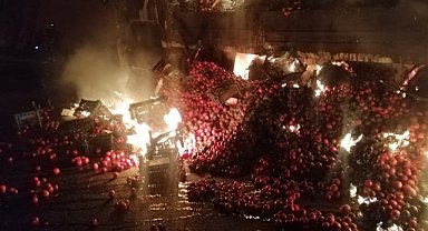 Domates yüklü kamyonda yangın çıktı