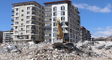 Enkaz kaldırma ve yıkım çalışmaları bir mahallede sürüyor