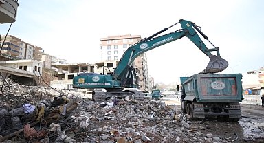 Enkaz kaldırma ve yıkım işlemleri sürüyor