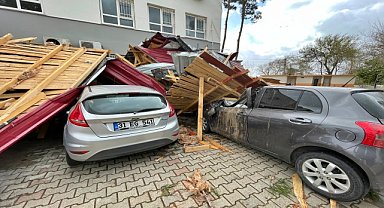 Fırtına nedeniyle uçan okul çatısı 2 araca zarar verdi