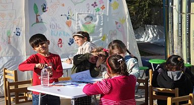 Gezici kütüphane depremzede çocukların hizmetinde