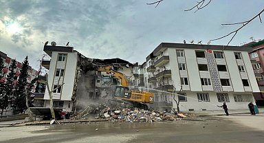 Hasarlı binalar kontrollü yıkılıyor
