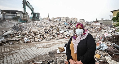 Hatıraları için enkaz başında bekliyor