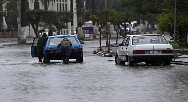 İskenderun'da sağanak etkili oluyor