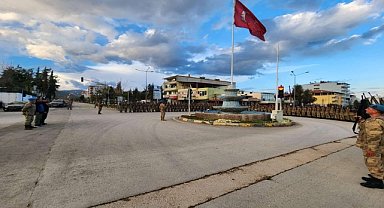 Jandarmalar "Komando Marşı" ile kentten ayrıldı