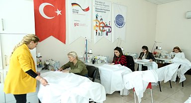 Kadınlar depremzedeler için üretime devam ediyor