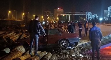 Kerestelere çarpan otomobildeki 3 kişi yaralandı
