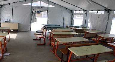 Okul bahçesine çadır sınıflar kuruldu