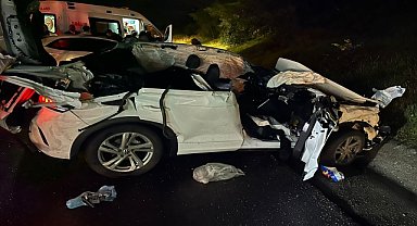 Tıra çarpan otomobildeki 1 kişi öldü, 2 kişi yaralandı