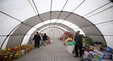 Toptancılar çadırlarda hizmet veriyor