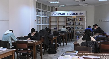 Üniversite adayları 15 kütüphanede sınava hazırlanıyor
