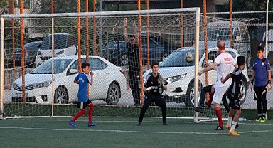 200 depremzede çocuk 11 eski futbolcu ile maç yaptı