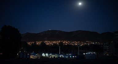 Antakya'daki evlerde gece tek bir ışık yanmıyor