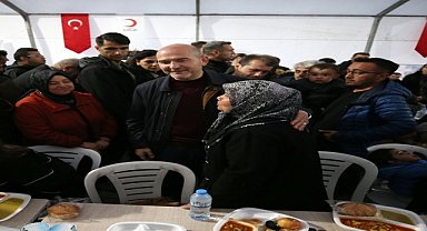 Bakan Soylu, depremzedelerle iftar yaptı