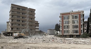 Bina yıkım ve enkaz kaldırma çalışmaları sürüyor