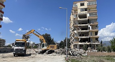 Bina yıkım ve enkaz kaldırma çalışmaları sürüyor