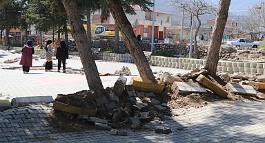 Deprem tarım alanlarında kayma ve yarıklar oluşturdu