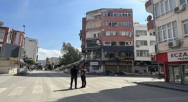 Depremde hasar gören 6 katlı bina kontrollü yıkıldı
