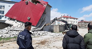 Depremden etkilenen hasarlı binalar yıkılıyor