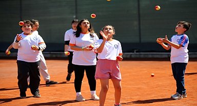 Depremzede çocuklar günlerini tenis kursunda geçiriyor