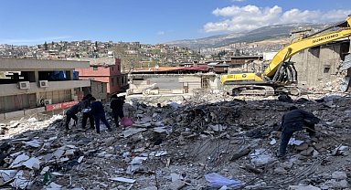 Depremzedeler enkazda eşyalarını arıyor