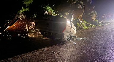 Devrilen otomobildeki 3'ü çocuk 4 kişi yaralandı