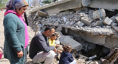 Enkazdan çıkarılan aile yaşadıklarını unutmaya çalışıyor