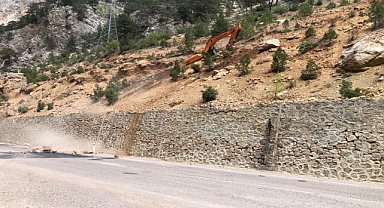 Heyelana neden olan kaya parçaları düşürülüyor
