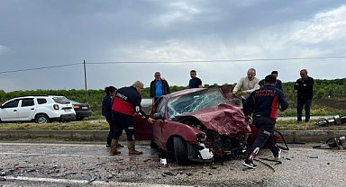 İki otomobil çarpıştı: 1 ölü, 2 yaralı