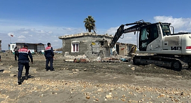 Kıyı şeridine kaçak inşa edilen 46 yapı yıkıldı