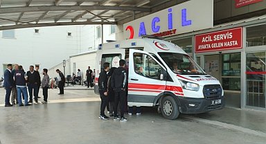 Otomobille çarpışan motosikletteki genç yaralandı