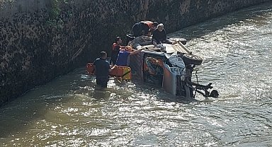 Ticari araç sulama kanalına devrildi