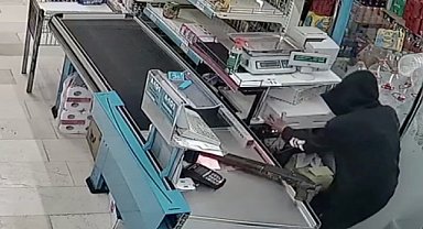 Tüfek ve bıçakla 2 market soyan zanlı kamerada