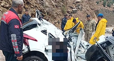 Üzerine kaya devrilen otomobildeki 4 öğretmen öldü