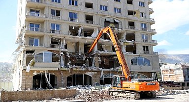 Yııkım ve enkaz kaldırma çalışmaları sürüyor
